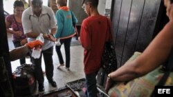 Pasajeros pasan por un control sanitario en la terminal de ómnibus de La Habana tras registrarse un brote de cólera en la isla. 
